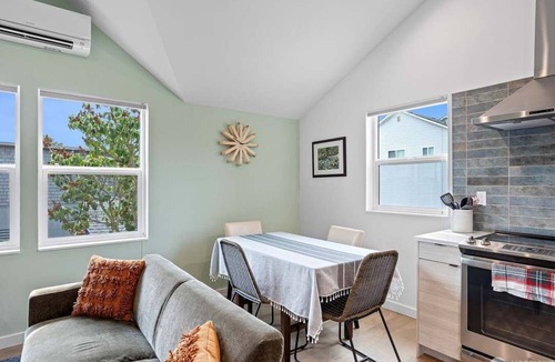 Alki Cottage | Alki Beach modern and cozy 3 bdrm home near dining, Lumen and T-Mobile park.