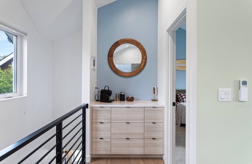 Alki Cottage | Alki Beach modern and cozy 3 bdrm home near dining, Lumen and T-Mobile park.