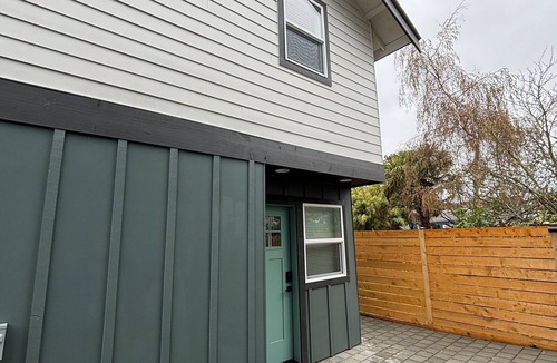Alki Cottage | Alki Beach modern and cozy 3 bdrm home near dining, Lumen and T-Mobile park.