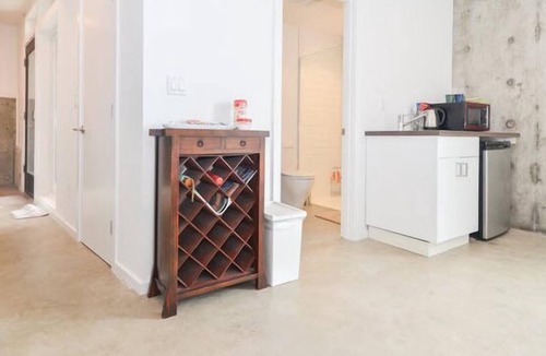 North Admiral Apartment | Alki Beach Studio Oasis- Quiet Escape & Sweeping Ocean Views. Parking & AC.