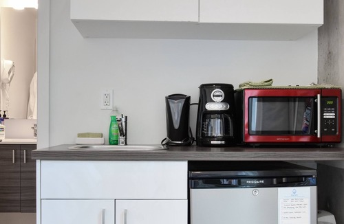 North Admiral Apartment | Alki Beach Studio Oasis- Quiet Escape & Sweeping Ocean Views. Parking & AC.