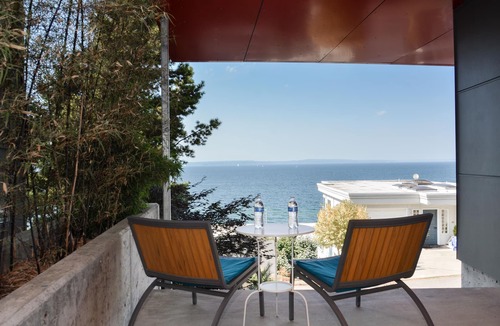 North Admiral Apartment | Alki Beach Studio Oasis- Quiet Escape & Sweeping Ocean Views. Parking & AC.