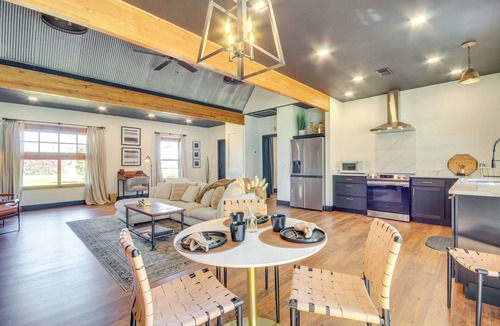 Perkinston Cottage | 'All About the Buzz' Cottage w/Patio & Yard!