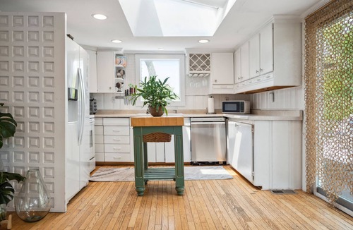 Newbury House | All Decked Out | Grill | 5 Min Walk to Beach | A/C