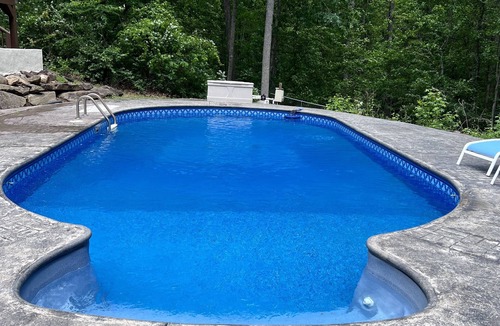 Cliftondale House | ALL DECKED OUT Secluded Spacious home with POOL Close to the city !