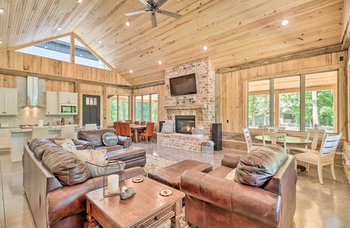 Edgemont House | All-Encompassing Lakehouse w/Modern Accents!