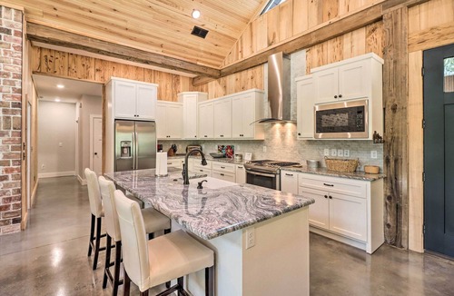Edgemont House | All-Encompassing Lakehouse w/Modern Accents!