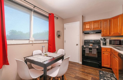 Overland House | All New Cozy Guest Nest home mins from the airport -Extended Stay (Unit B)