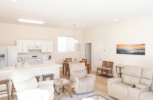 Emigrant House | All new inside, 3-bedroom house, WiFi, AC beautiful Paradise Valley Yellowstone