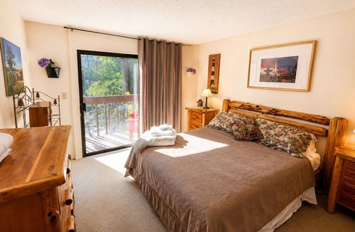 Wrightwood Cabin | All Pine Inn - Large 4bd/2ba - just steps to the village
