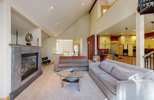 Sierra Tract House | All-season long-term retreat with 2 living rooms & jetted tub - monthly rental