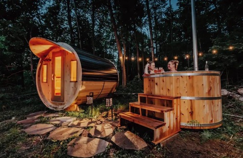 Simcoe Cabin | All Season Tiny Home in Forest with Sauna, Hot Tub & Wifi