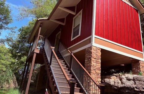 Eureka Springs Historic District Bed & Breakfast | All Seasons Treehouse Village