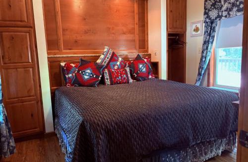 Eureka Springs Historic District Bed & Breakfast | All Seasons Treehouse Village