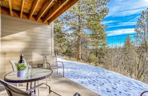 Bend House | All-Suite Alpine Getaway - Pools Hot Tubs & Golf - Shuttle to Ski Mountain