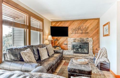 Bend House | All-Suite Alpine Getaway - Pools Hot Tubs & Golf - Shuttle to Ski Mountain