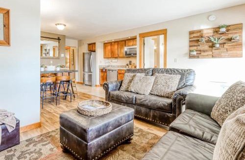 Bend House | All-Suite Alpine Getaway - Pools Hot Tubs & Golf - Shuttle to Ski Mountain