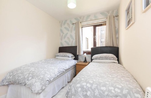 Leith Apartment | Allanfield Quiet Central Family Apartment with Parking