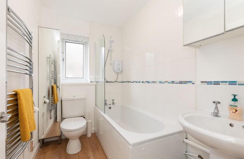 Leith Apartment | Allanfield Quiet Central Family Apartment with Parking