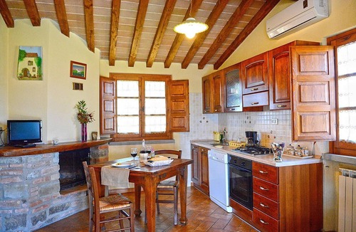 Le Piazze House | Allodola double bedroom flat facing pool with large veranda