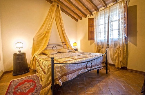 Le Piazze House | Allodola double bedroom flat facing pool with large veranda