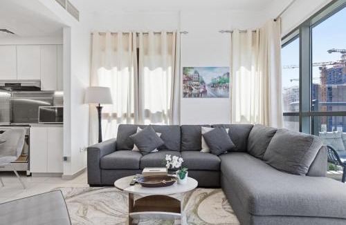 Dubai Apartment | Allsopp & Allsopp - 2-Bedroom Apartment in Zahra Apartments, Town Square