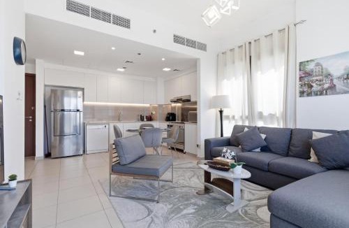 Dubai Apartment | Allsopp & Allsopp - 2-Bedroom Apartment in Zahra Apartments, Town Square