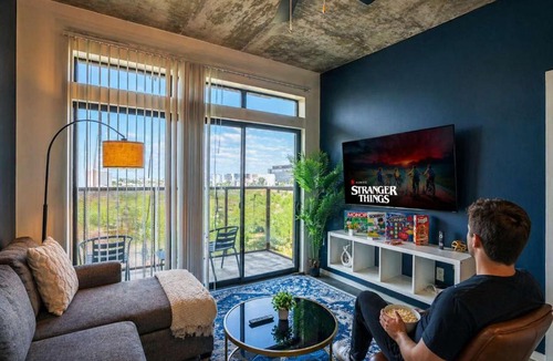 Evans Churchill Apartment | Alluring 2BD - DT - Gym, Pool, Parking - Sleeps 8
