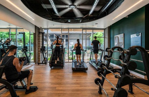 Evans Churchill Apartment | Alluring 2BD - DT - Gym, Pool, Parking - Sleeps 8