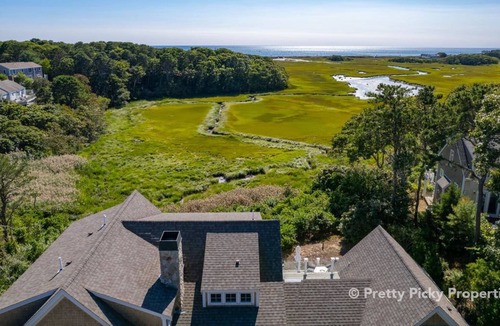 South Chatham House | Alluring, Upscale in Chatham, Striking Water View, Separate Guest House: 081-C
