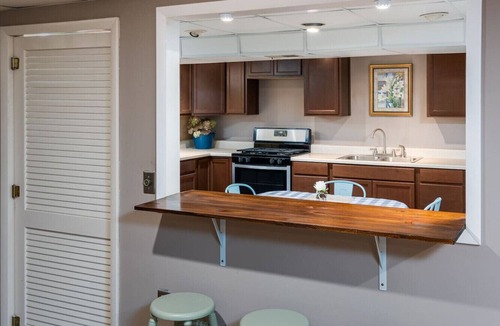 Jenison House | Almar · English Charm, 4beds, 3bath, Host 8+king and Queen