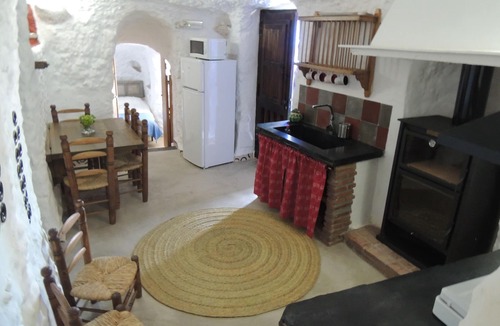 Los Balcones Cottage | Almendro Cave in Balcones de Piedad Complex, Guadix. Pomegranate. For 4 people.