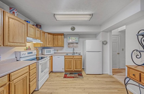 Berkeley Springs Apartment | Almost Heaven - Grill, 2 kings, wifi, deck, pool access, hiking, wood stove