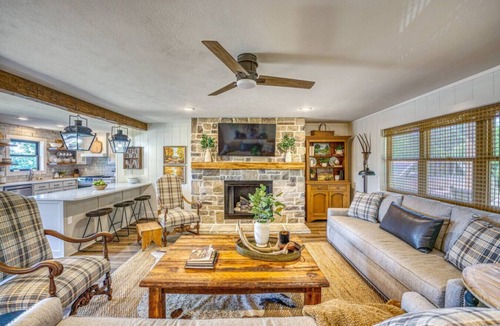 Jasper House | Almost Heaven Jasper Retreat with Fall views of Jasper, AR