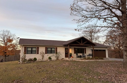 Jasper House | Almost Heaven Jasper Retreat with Fall views of Jasper, AR