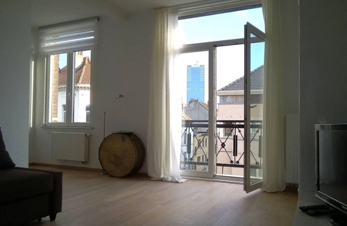 Brussels Apartment | Almost White, Near Train, Metro n7688