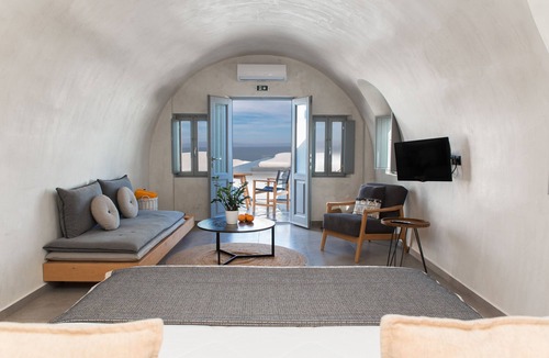 Kamari Hotel | Almyra Oia Suites