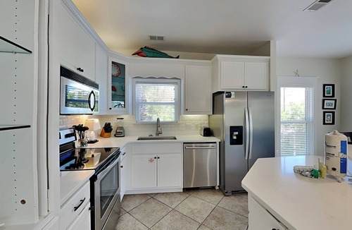 Lakeside at Blue Mountain Beach House | Aloha Sandy Bay | Luxe Home Near Beach + 6 Bicycles
