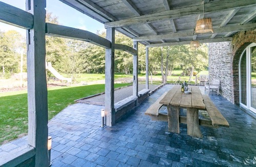Amonines House | Along the river