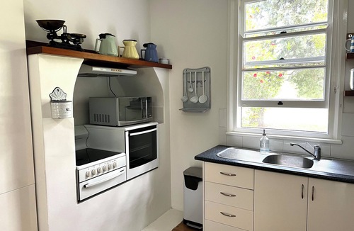 Mullamuddy Cottage | 'Alora' Charming 3-bedroom cottage in a serene setting.