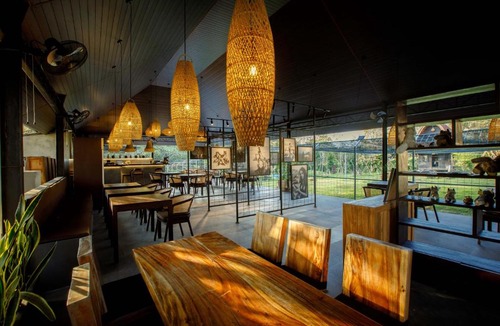 Beraban Hotel | Alpha Wolf Lodge