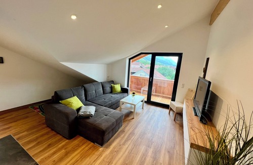 Buching Apartment | 🏔️ Alpine Bliss for 4 in the Penthouse: Plenty of Light & Castle View