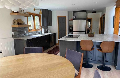 Highlands Cabin | Alpine Fox Luxury Intown Getaway, 3 King Beds