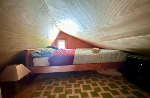 Otira House | Alpine House with Stunning Mountain Views, 1 Bedroom, Sleeps 6, Near Road & Rail Loft & Bunks