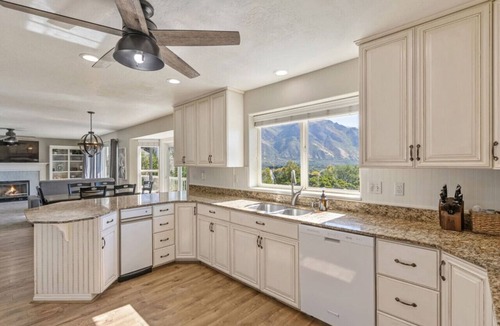 Alpine House | Alpine Peaks View | Queen Beds | Central | Massage