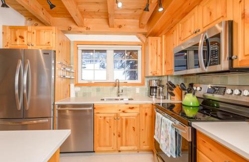 Big White Ski Resort Ski Chalet | Alpine Timbers 2 Luxury Chalet with Hot Tub