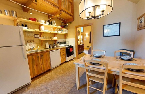 Mazama Cabin | Alpine View Cabin - duplex unit B w/queen bedroom