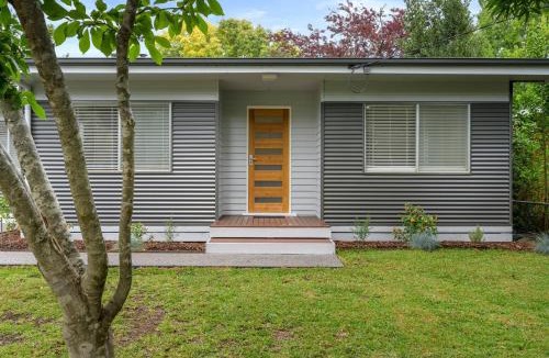 Bright House | Alpine View Cottage