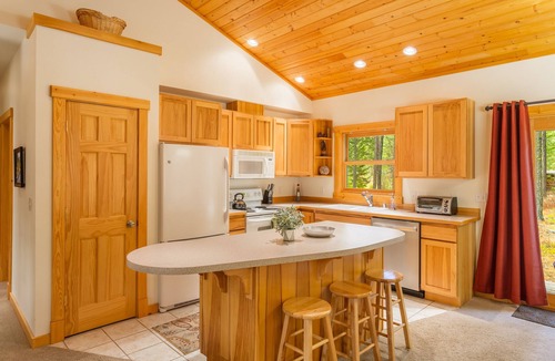 Winthrop Cabin | Alpine Woods cabin close to trails, ski in/out