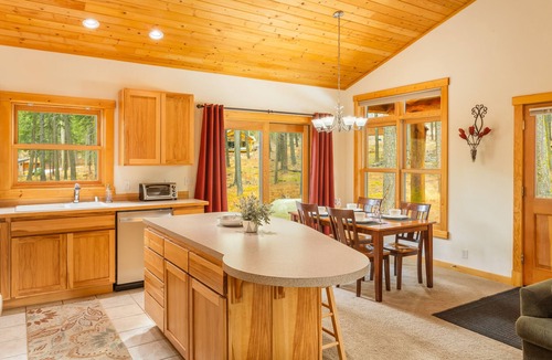 Winthrop Cabin | Alpine Woods cabin close to trails, ski in/out
